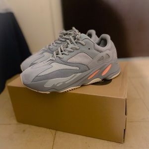 9.5 Adidas Yezzy Boost 700 v2 “inertia”